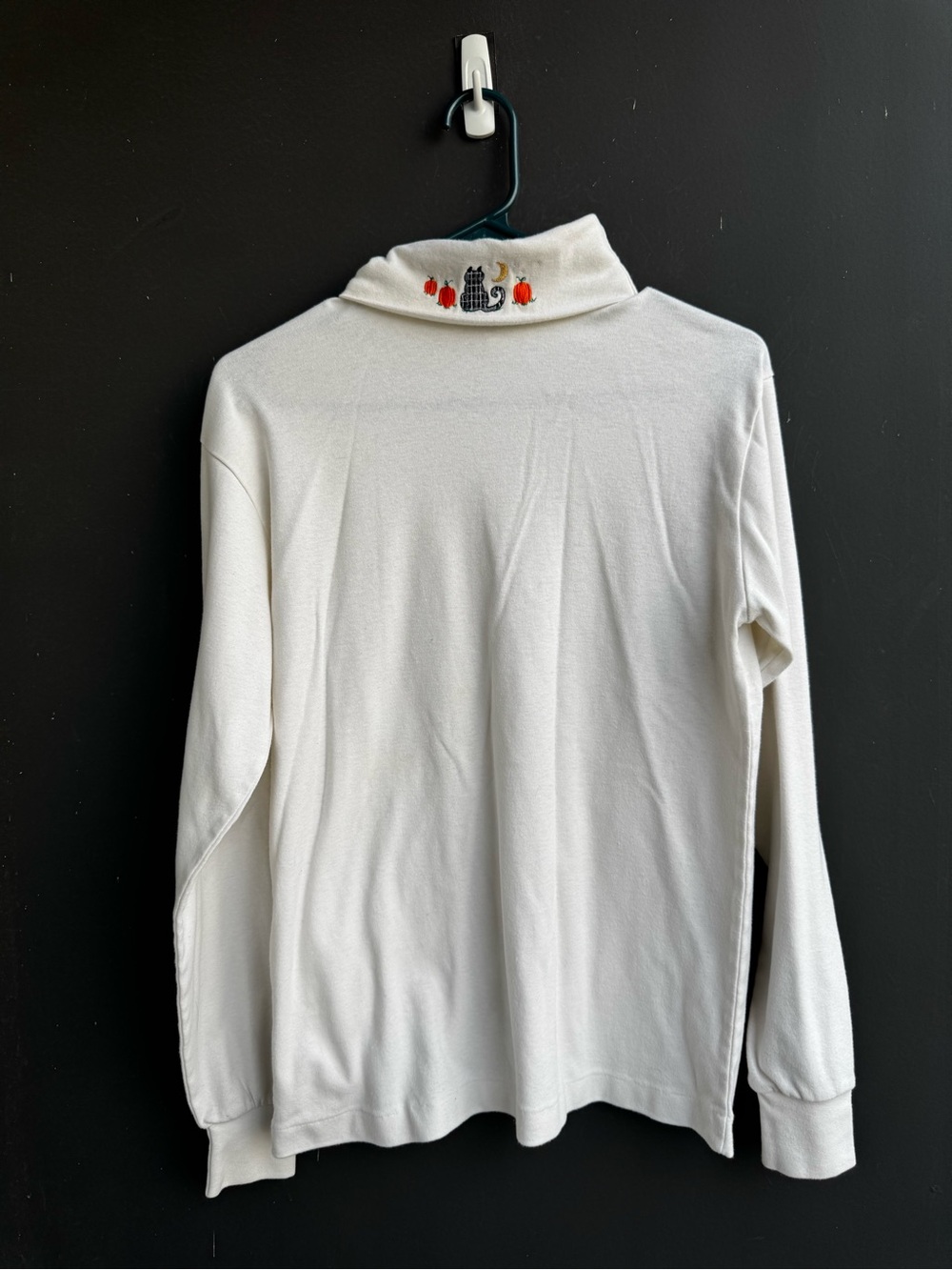 Vintage 90s Halloween embroidered 100% cotton turtleneck